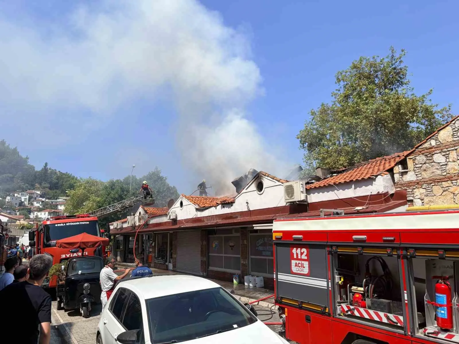 Fethiye'de korkutan yangın: Balık halindeki alevler paniğe neden oldu