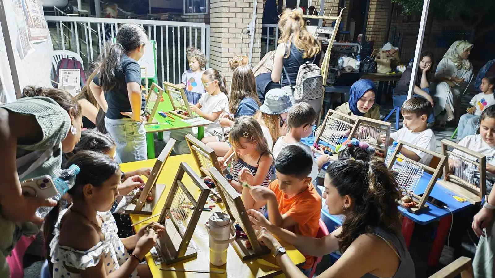 Demirci’de Minik Parmaklar Tezgâhta: Festivalde Asırlık Sanat Yeniden Canlanıyor
