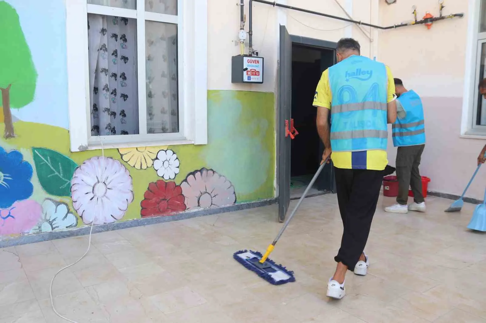 Toplumla Yeniden Buluşma: İzmir'de 50 Yükümlü, 11 Okulu Yeni Döneme Tertemiz Hazırladı