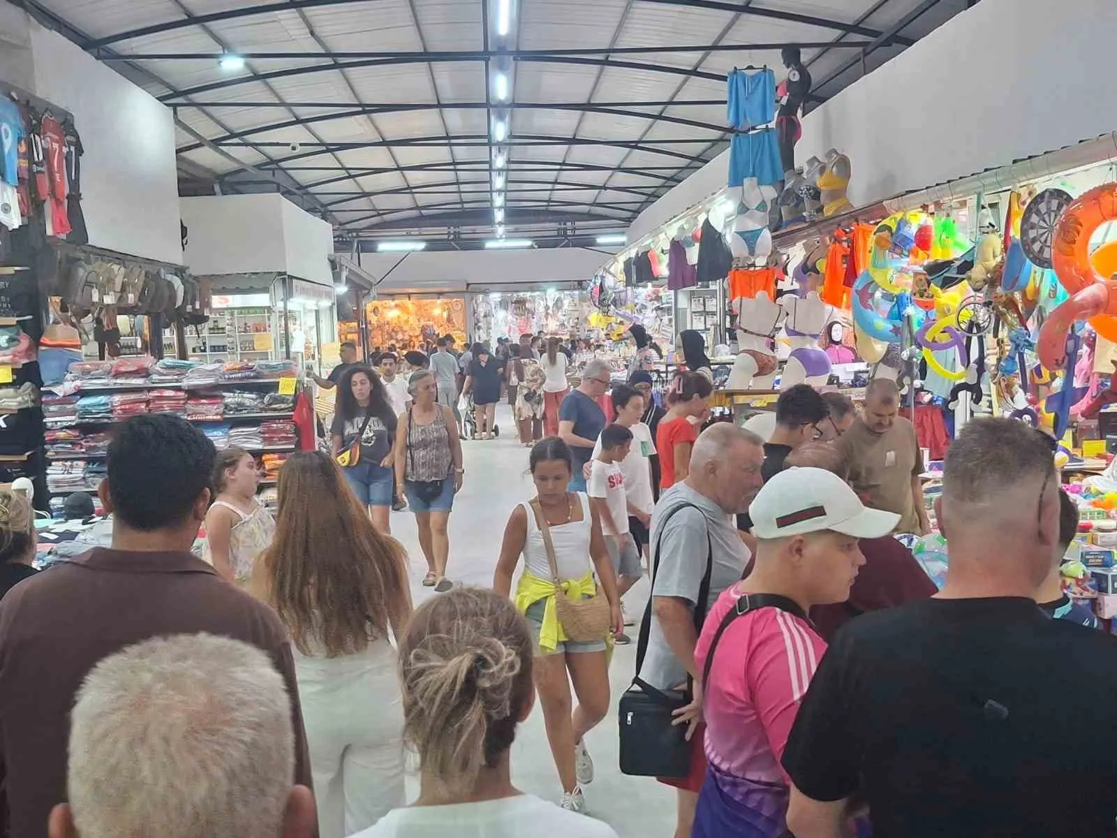 Didim’de pazar bereketi: Mavişehir’de akşam saatleri insan seliyle dolup taşıyor