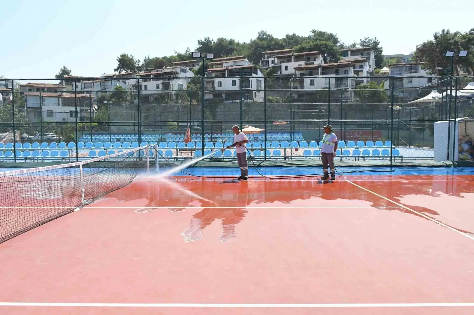 Tenis tutkunlarına hijyenik müjde: Kortlar yenilendi