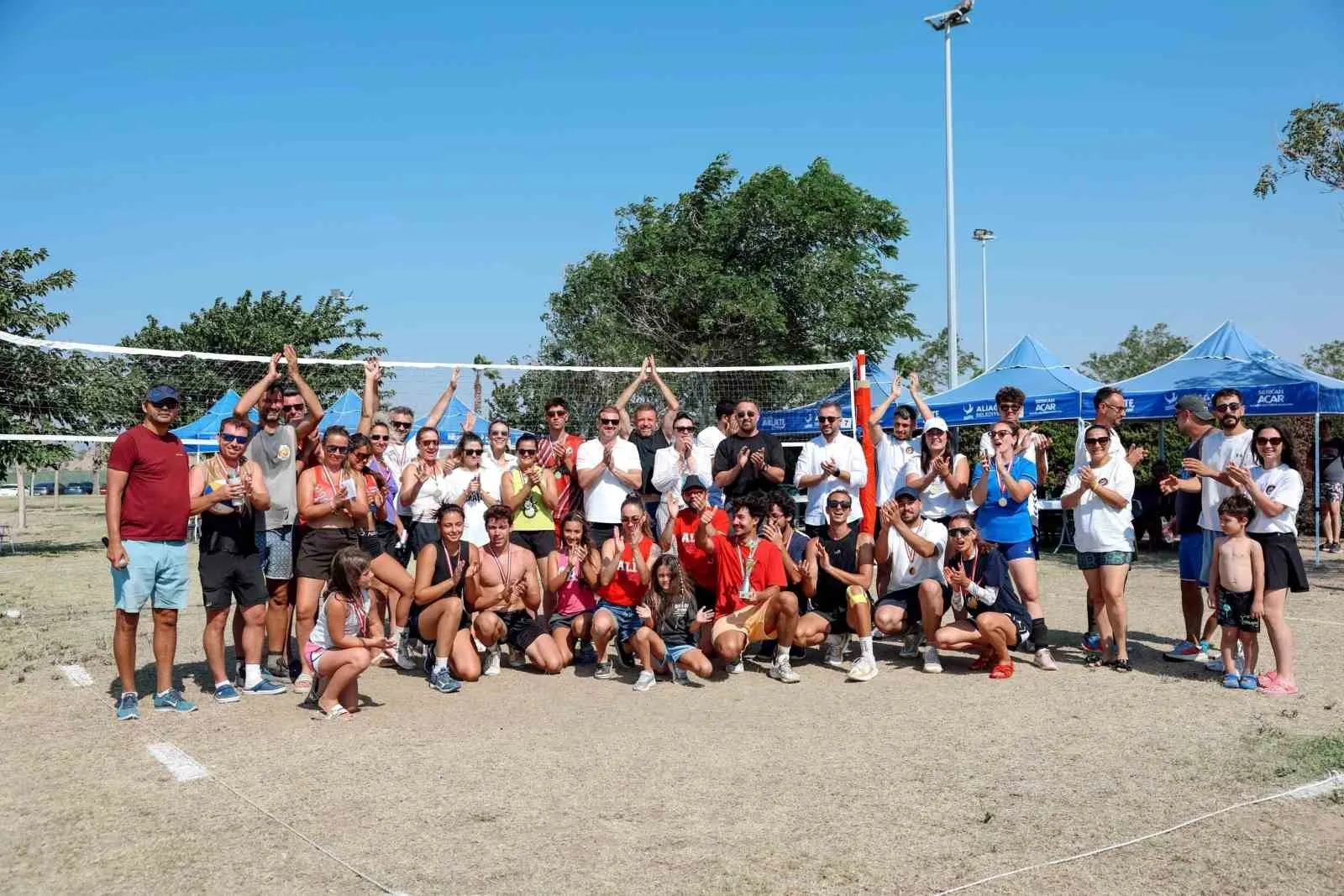 Aliağa’da voleybol rüzgarı: 250 sporcu festival coşkusuyla ter döktü