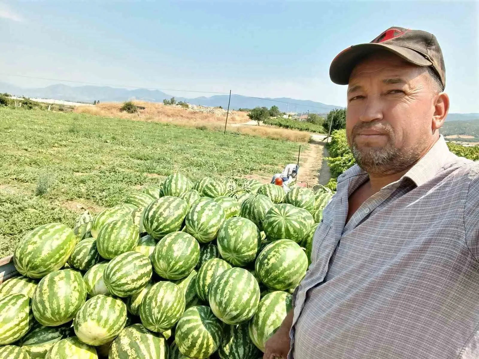 Tarladaki fiyat emeğini karşılamadı: Karpuz üreticisi çareyi tezgah açmakta buldu