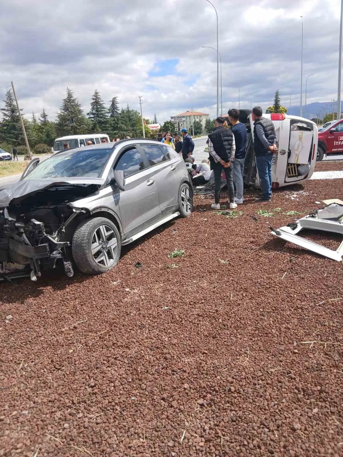 Bolvadin'de Kavşak Kazası: İki Araç Çarpıştı, 7 Kişi Hastanelik Oldu