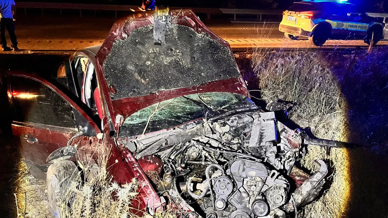 Manisa'da gece yarısı kabusu: Direksiyon hakimiyeti kayboldu, araç şarampole yuvarlandı