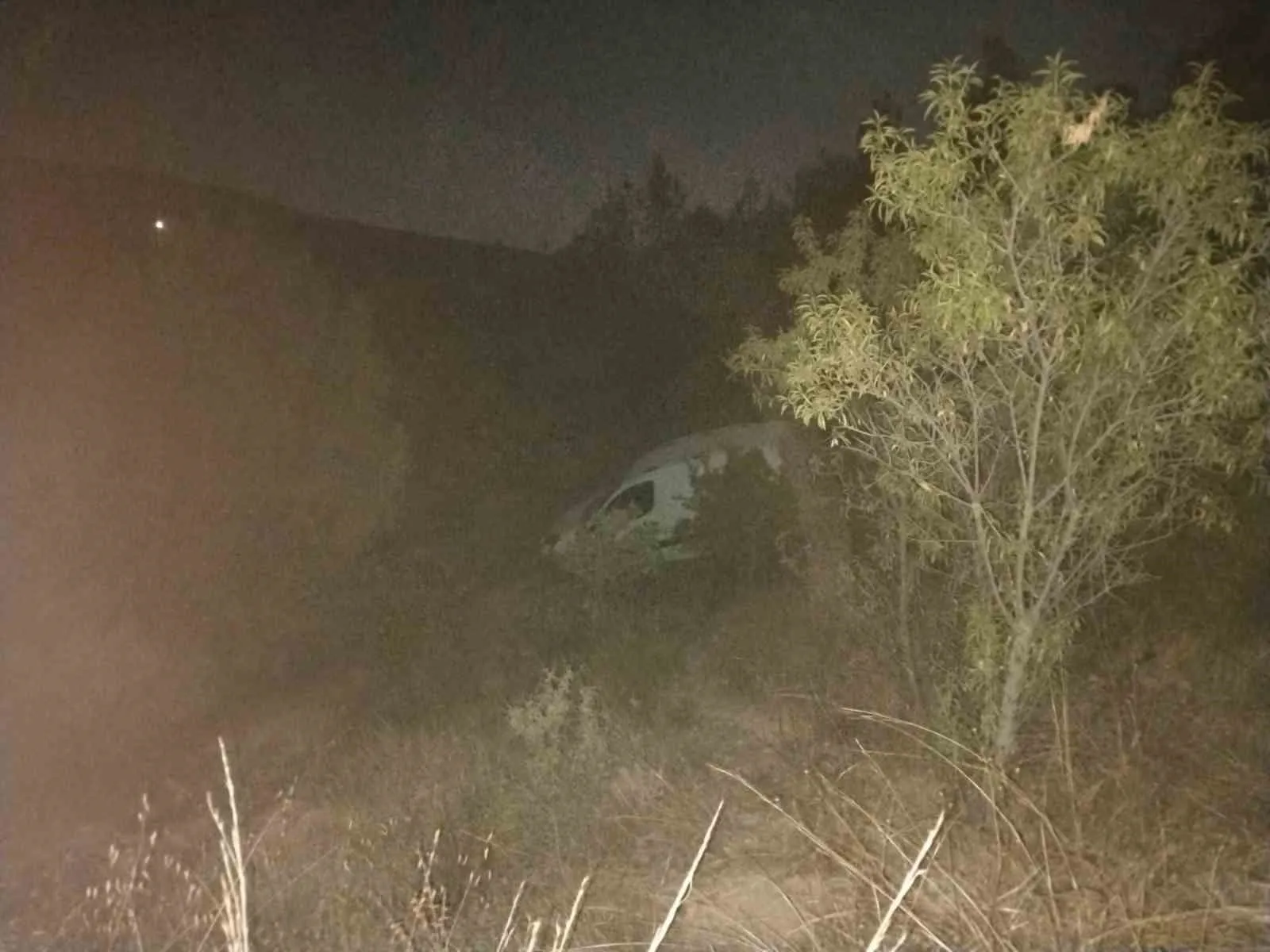 Çal’da Sürücüsüz Kaza Panik Yarattı: Araç Şarampolde, Sürücü Kayıp