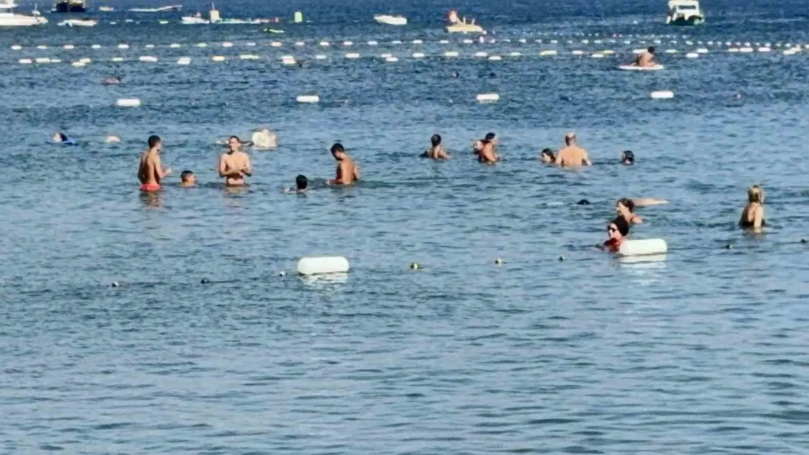 Bodrum’da termometreler 40’ı gördü, sahillerde şezlonglar boş kaldı
