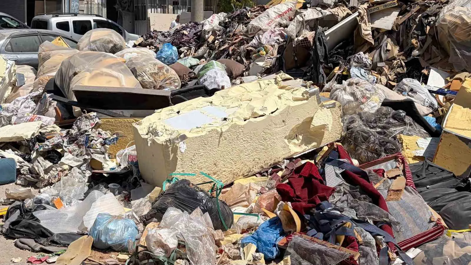 ** Buca’da Seyhan Mahallesi’nin çilesi bitmiyor: Çöplerle birlikte moloz tehlikesi de büyüyor