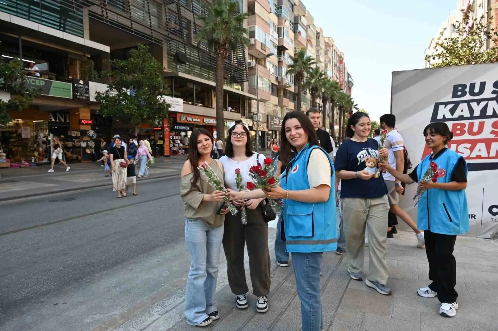 Denizli'de Kandil Gecesinde Anlamlı Sembol: 571 Gül Sevgiyle Buluştu