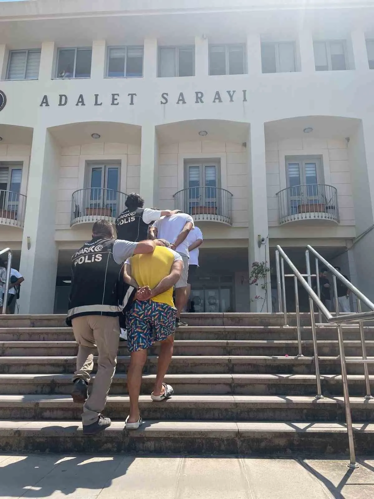 Bodrum narkotik ekiplerinden zehir tacirlerine geçit yok: Sokak ortasında suçüstü
