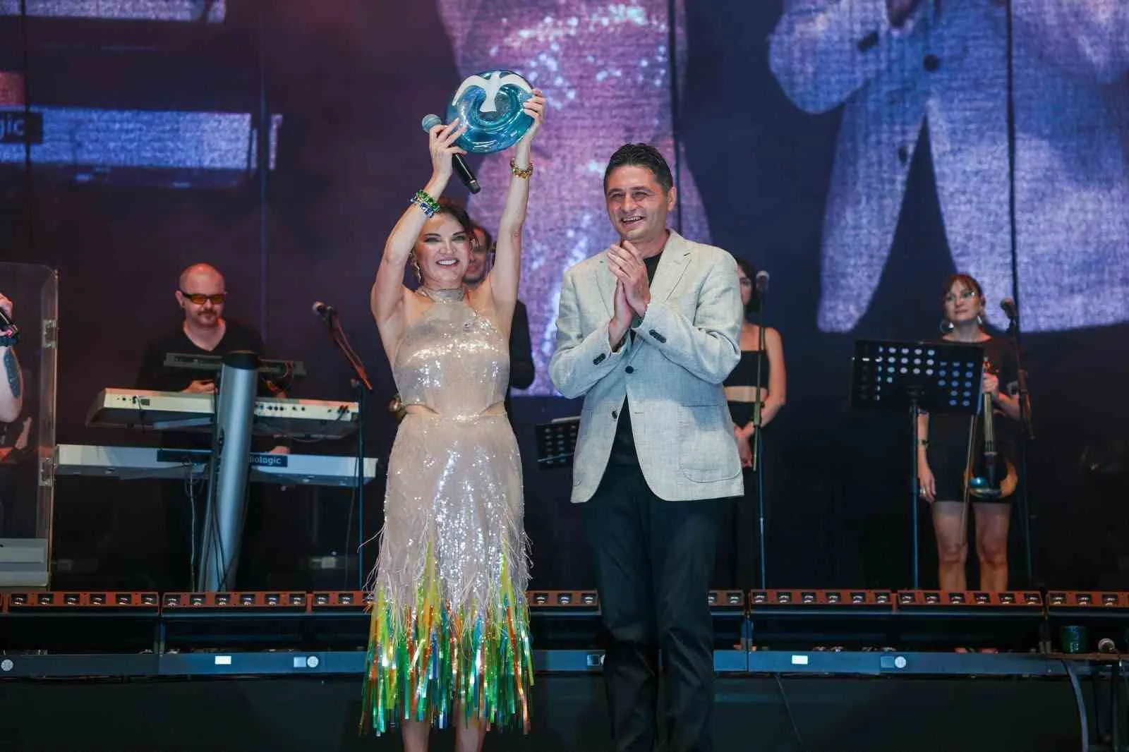 Aliağa’da sahne ışıkları sönmüyor: Göksel’den müzik ziyafeti
