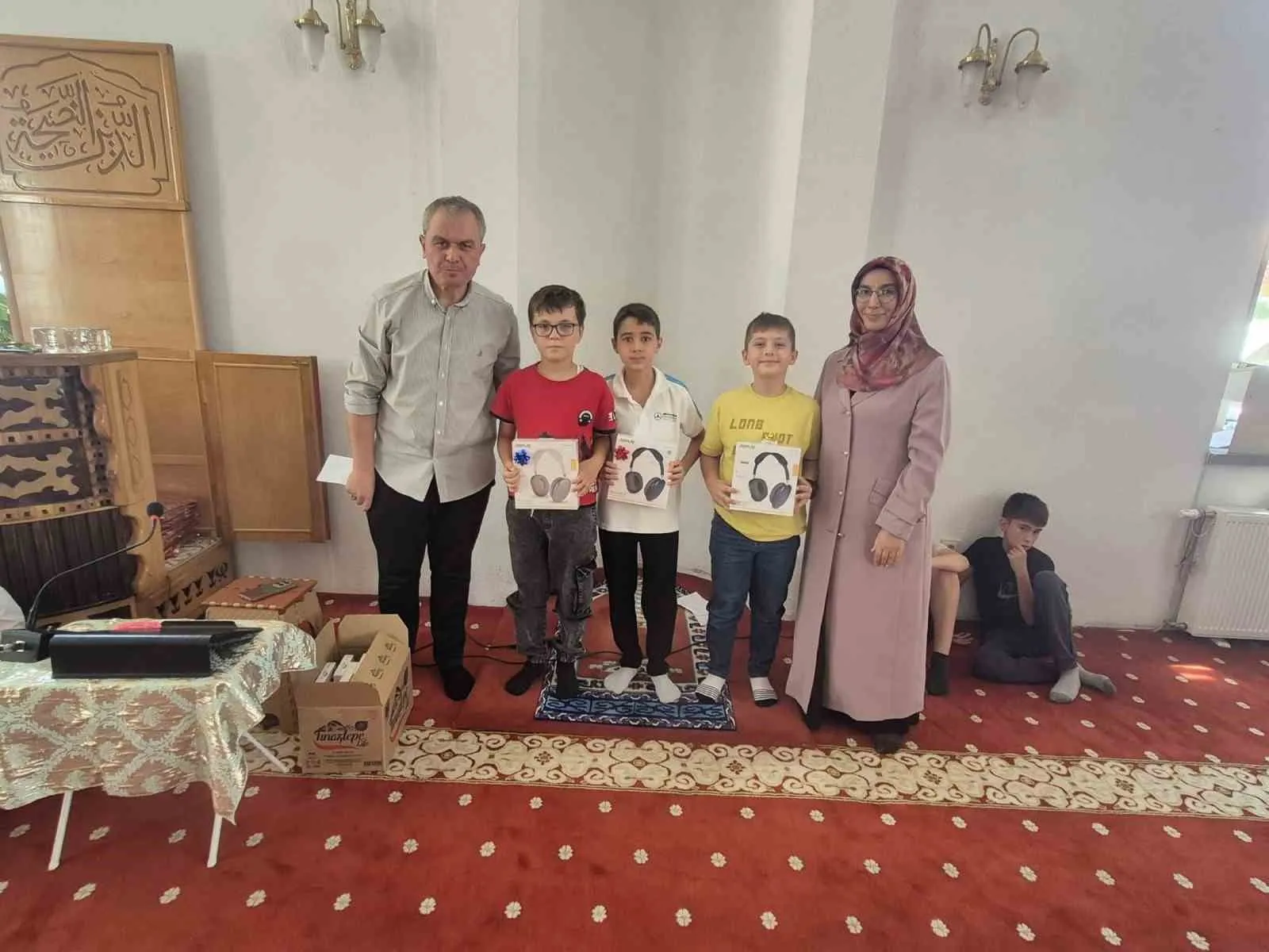 Sandıklı’da minik öğrencilere karne heyecanı: Yaz kursu hediyelerle taçlandı