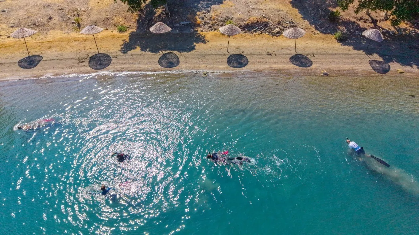Gümbet koyunda deniz dibi alarmı: 310 kilogramlık çöp yığını gün yüzüne çıktı