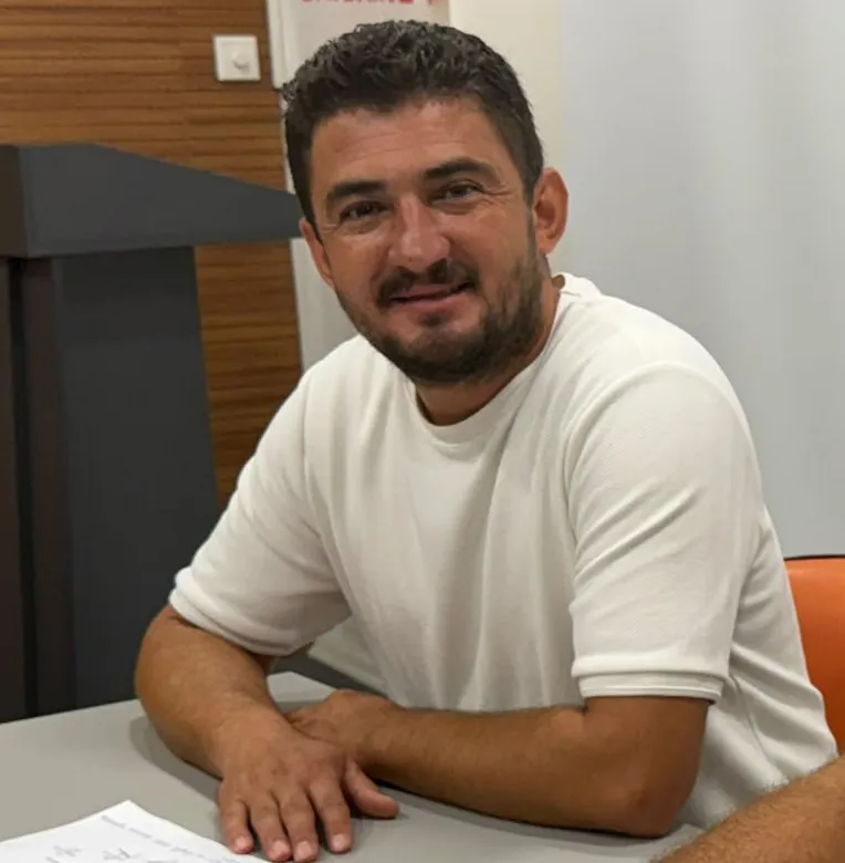 Kula’da salon krizi: Belediye binasına alınmayan komisyon üyeleri çareyi dışarıda buldu