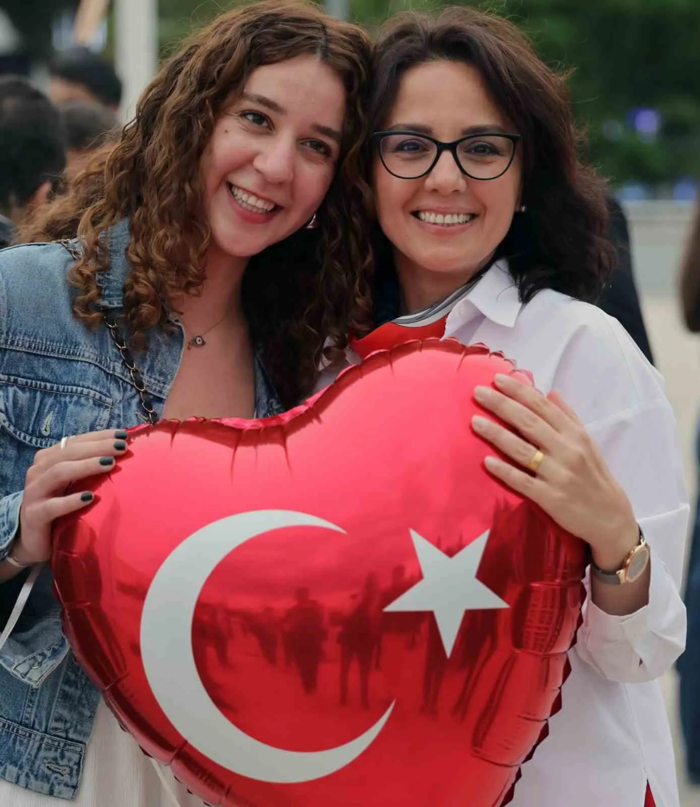 Menteşe’de zaferin rengi kırmızı beyaz: Bayraklar belediyeden, gurur vatandaşlardan