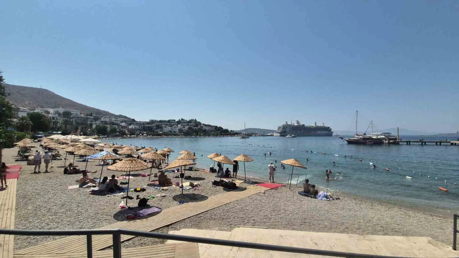 Bodrum limanında kruvaziyer bereketi: İki dev gemi aynı anda demir attı