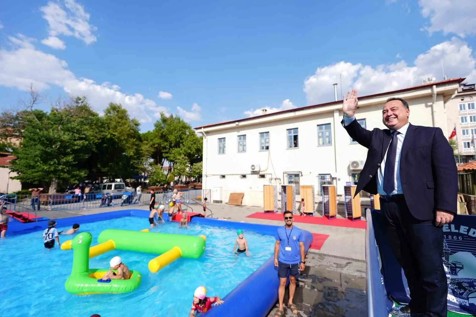 Manisa’da yazın adresi havuz başı oldu: Minikler hem serinliyor hem kulaç atıyor