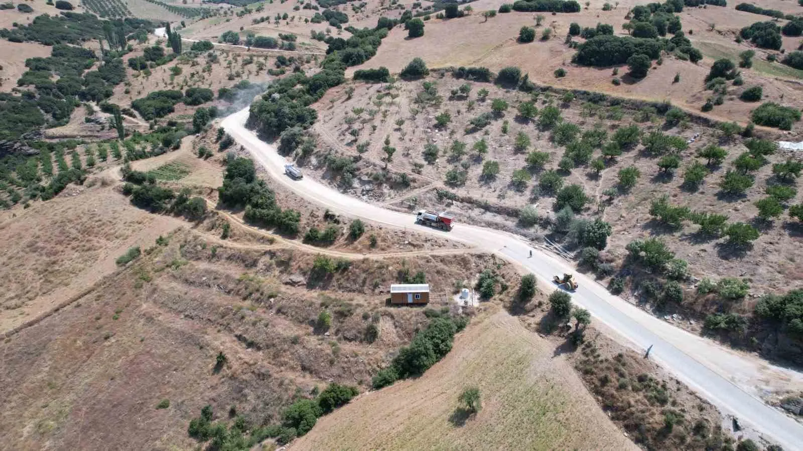 Kula’nın iki mahallesinde ulaşım konforu artıyor: 12,5 kilometrelik yolda asfalt mesaisi