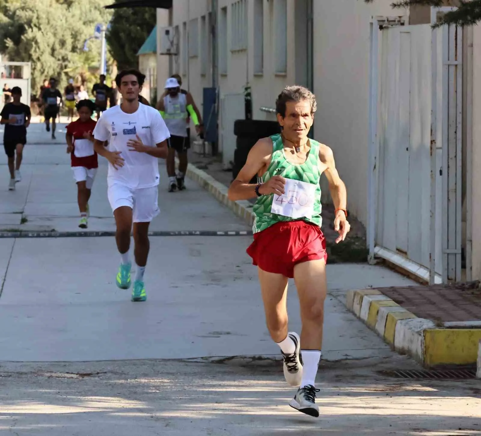 104. Yıl Coşkusu 6,55 Kilometrelik Parkurda Yaşandı: 9’luk Minikler ile 86’lık Çınarlar Aynı Heyecanı Paylaştı