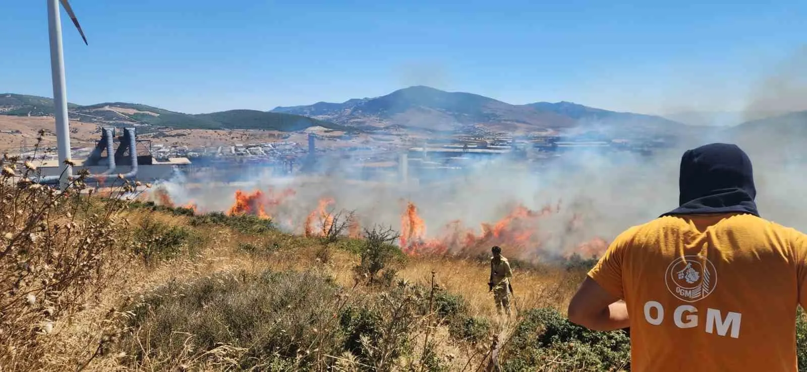 Aliağa’da Alevlere Çifte Müdahale: Sanayi Bölgesi Tehlikeyi Atlattı