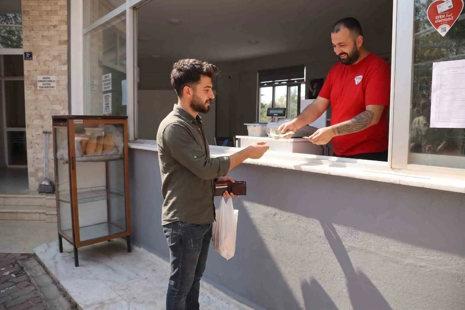 Efeler'de dar gelirliyi sevindiren hamle: Ekmek fiyatında belediye güvencesi