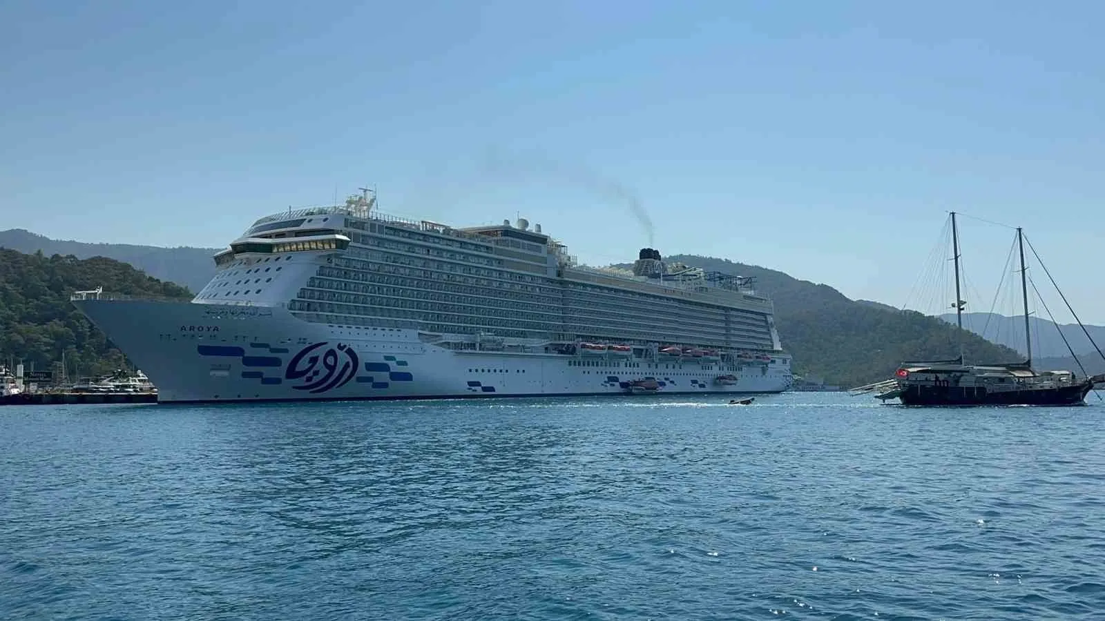 Marmaris limanında dev misafir: Aroya Manara sezonun en kalabalık seferlerinden birini yaptı