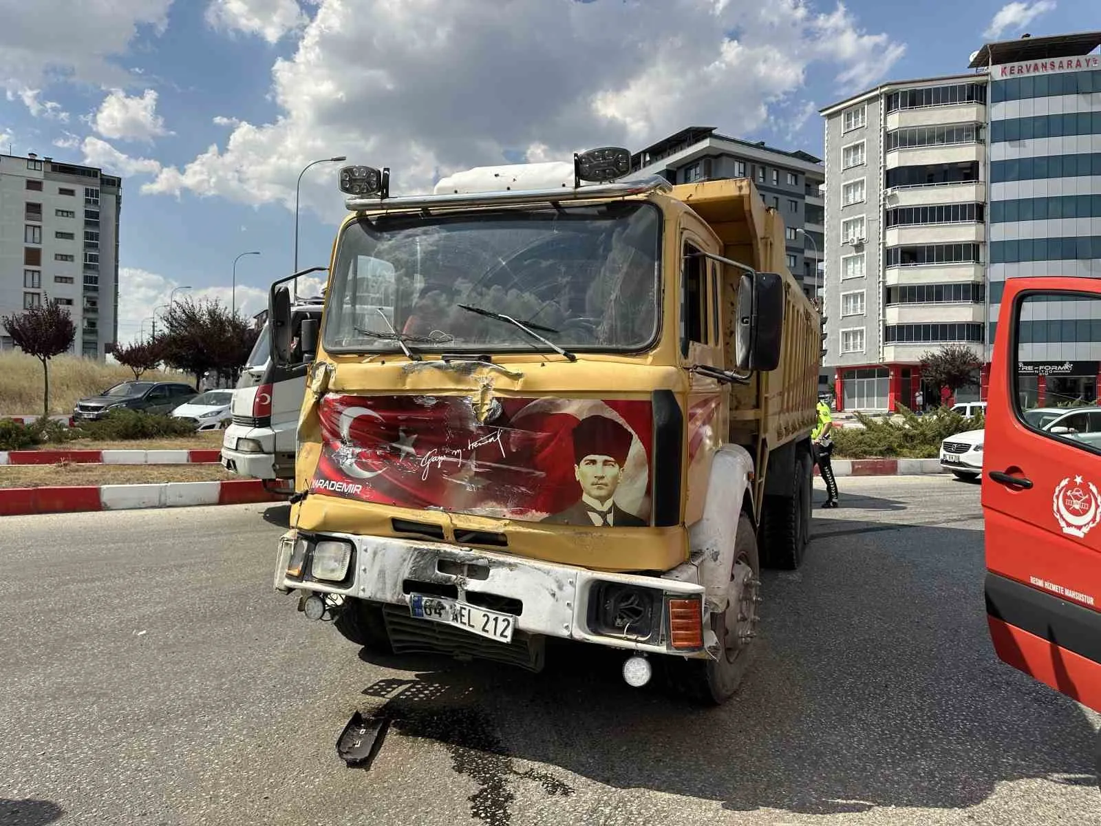 Uşak’ta itfaiye ekiplerine acı kaza: Yangına yetişmek isterken devrildiler