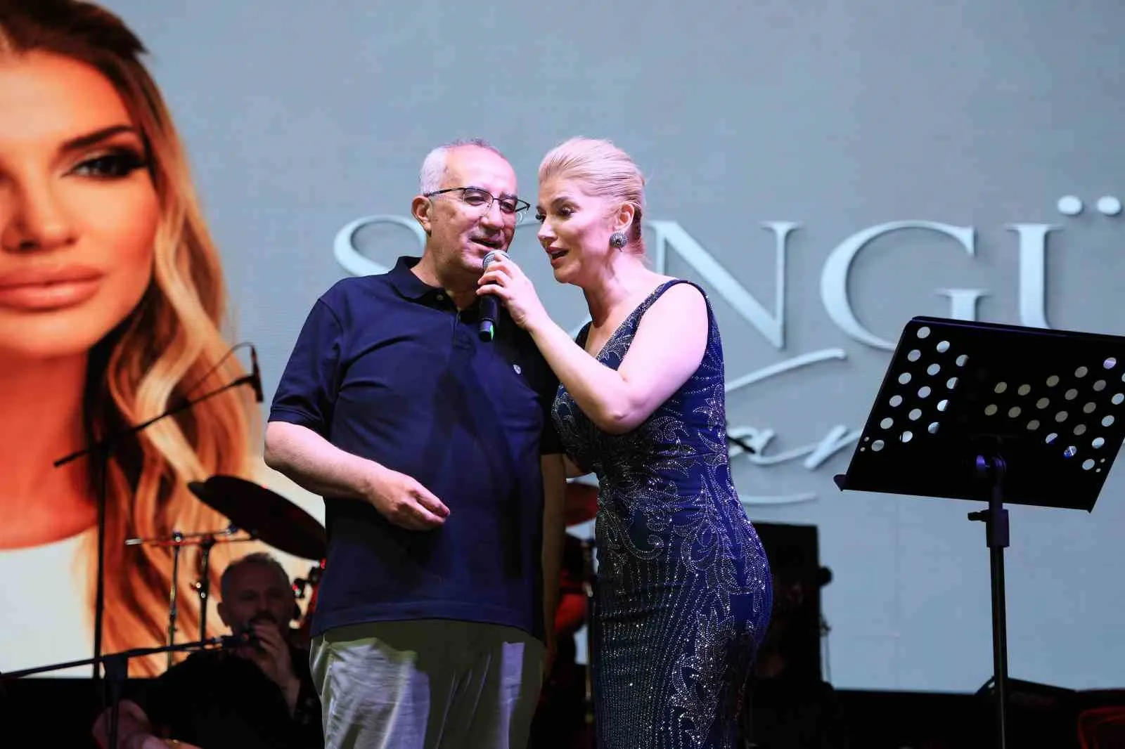 Çameli'de Songül Karlı sürprizi: Sahneden indi, halkla kucaklaştı