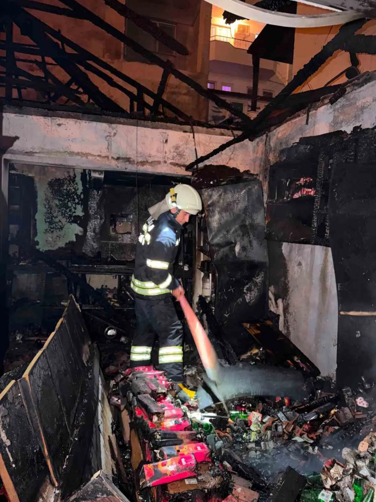 Dalaman'da geceyi aydınlatan korkutan yangın: İş yeri küle döndü