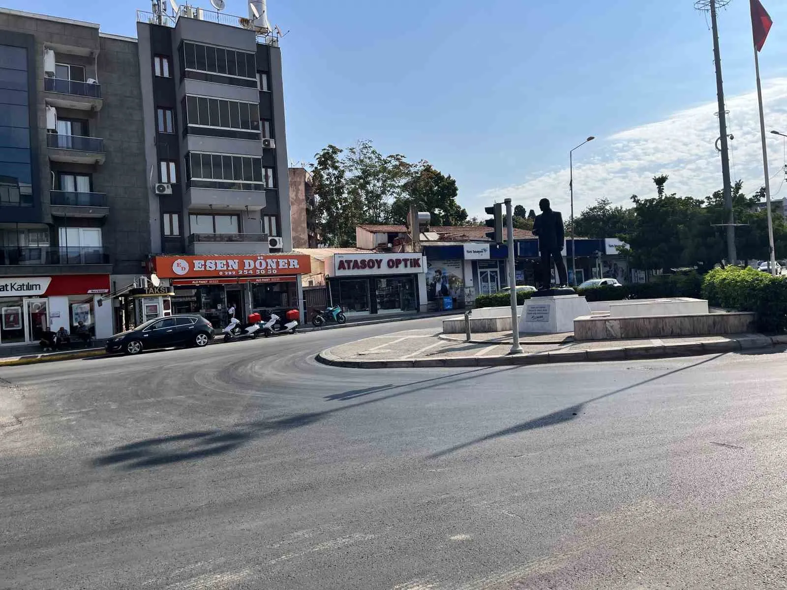 Buca’da yürekleri ağza getiren kaza: Kontrolden çıkan tanker kaldırımdaki vatandaşı teğet geçti