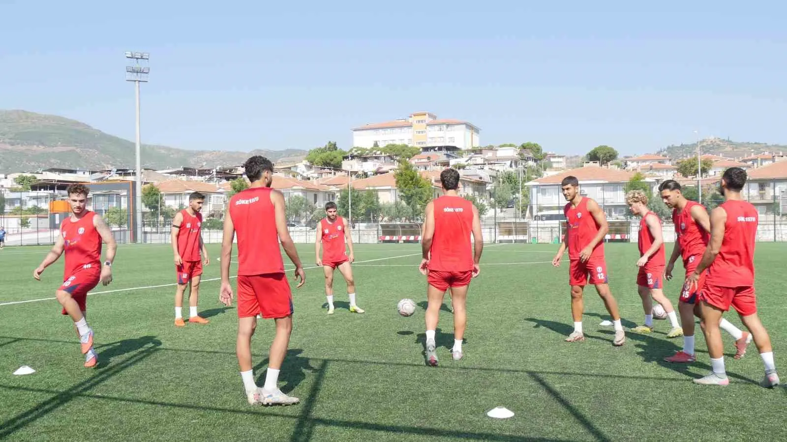 Söke 1970 Spor’da iddialı hazırlık: Milli yıldızdan ziyaret, yönetimden tatlı ikramı