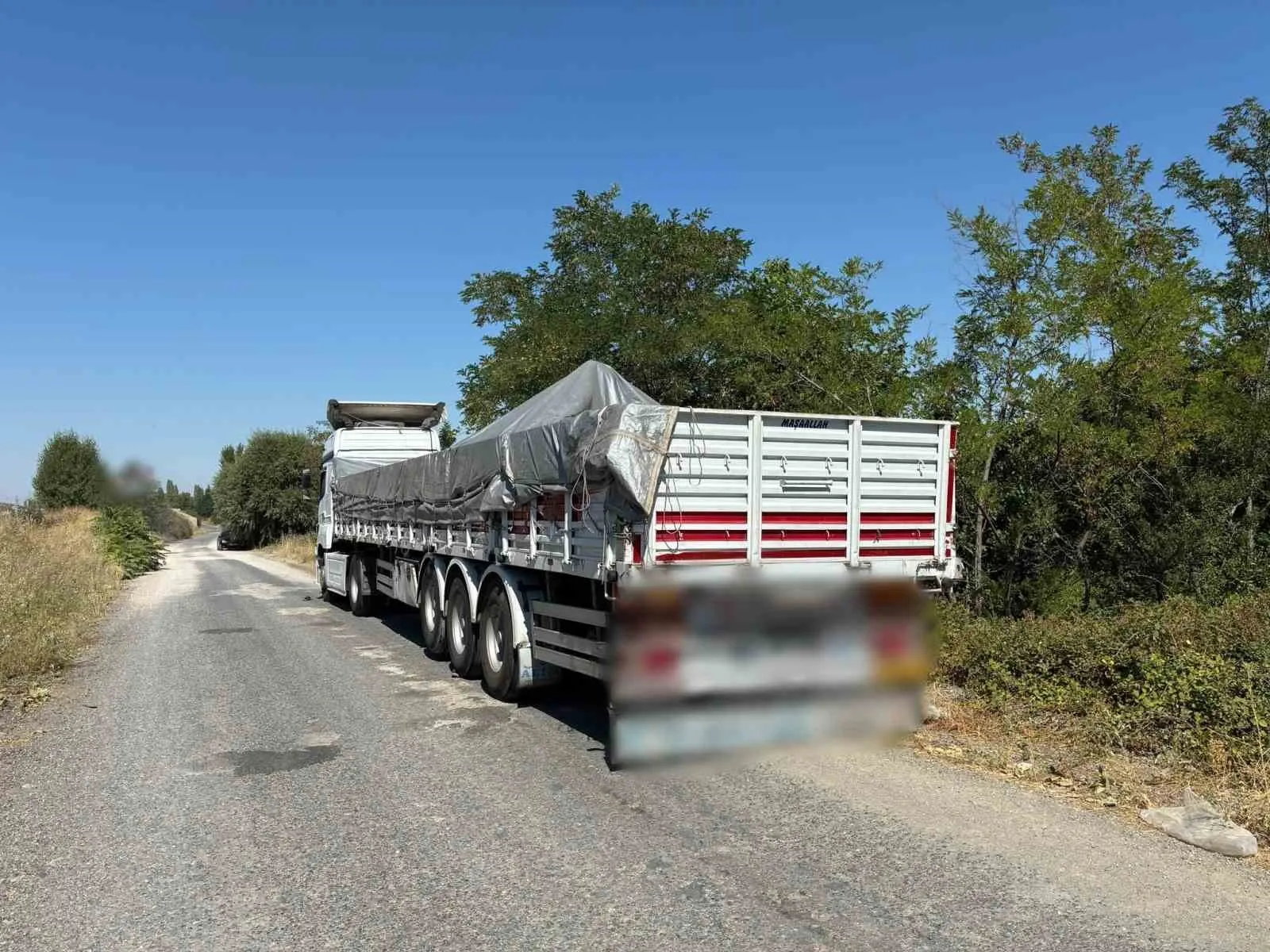 Göçmen Kaçakçılarına Eber Yolu Baskını: Tırda Gizlenen 14 Kişi Yakalandı