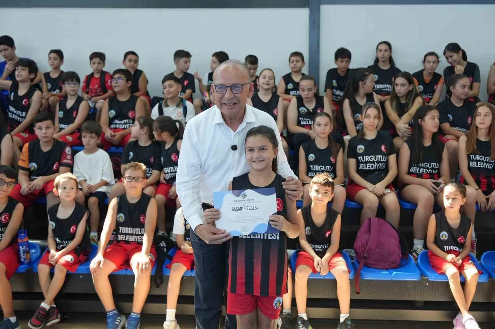 Turgutlu’da Miniklerden Sertifika Sevinci: Yaz Boyunca 16 Branşta Eğitim Aldılar