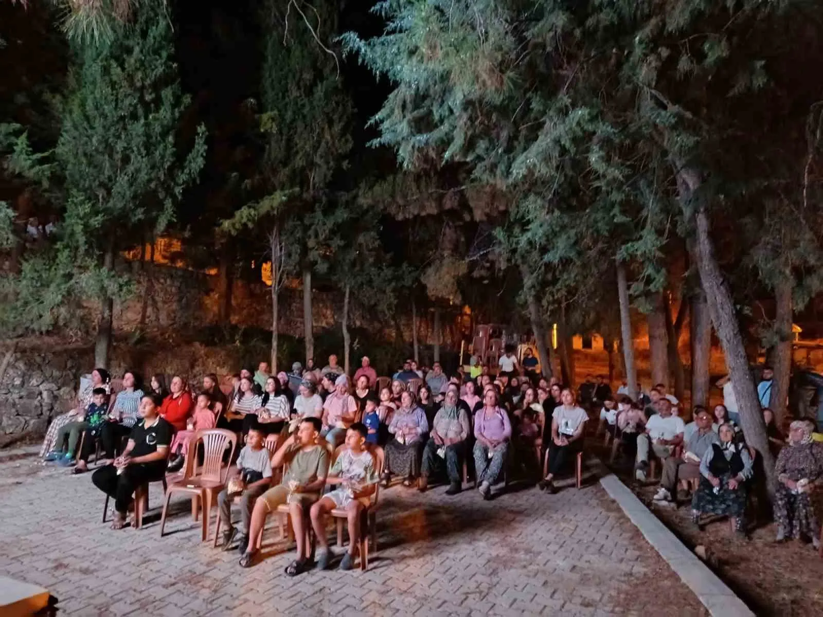 Çivril’de nostalji rüzgarı: Köy meydanları sinema salonuna dönüştü