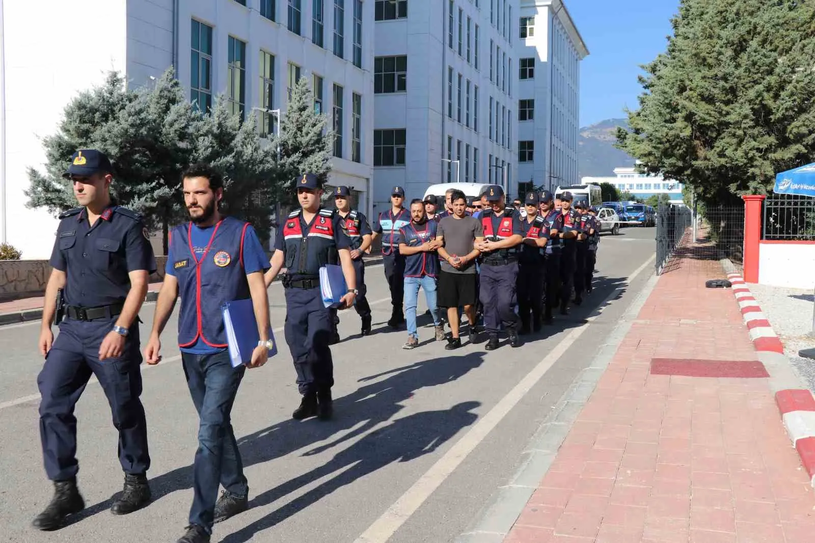 Denizli'de Vahşi Haraç Çetesi Çökertildi: Kaçırdıkları Kişileri Soyup Döven 7 Zanlı Tutuklandı