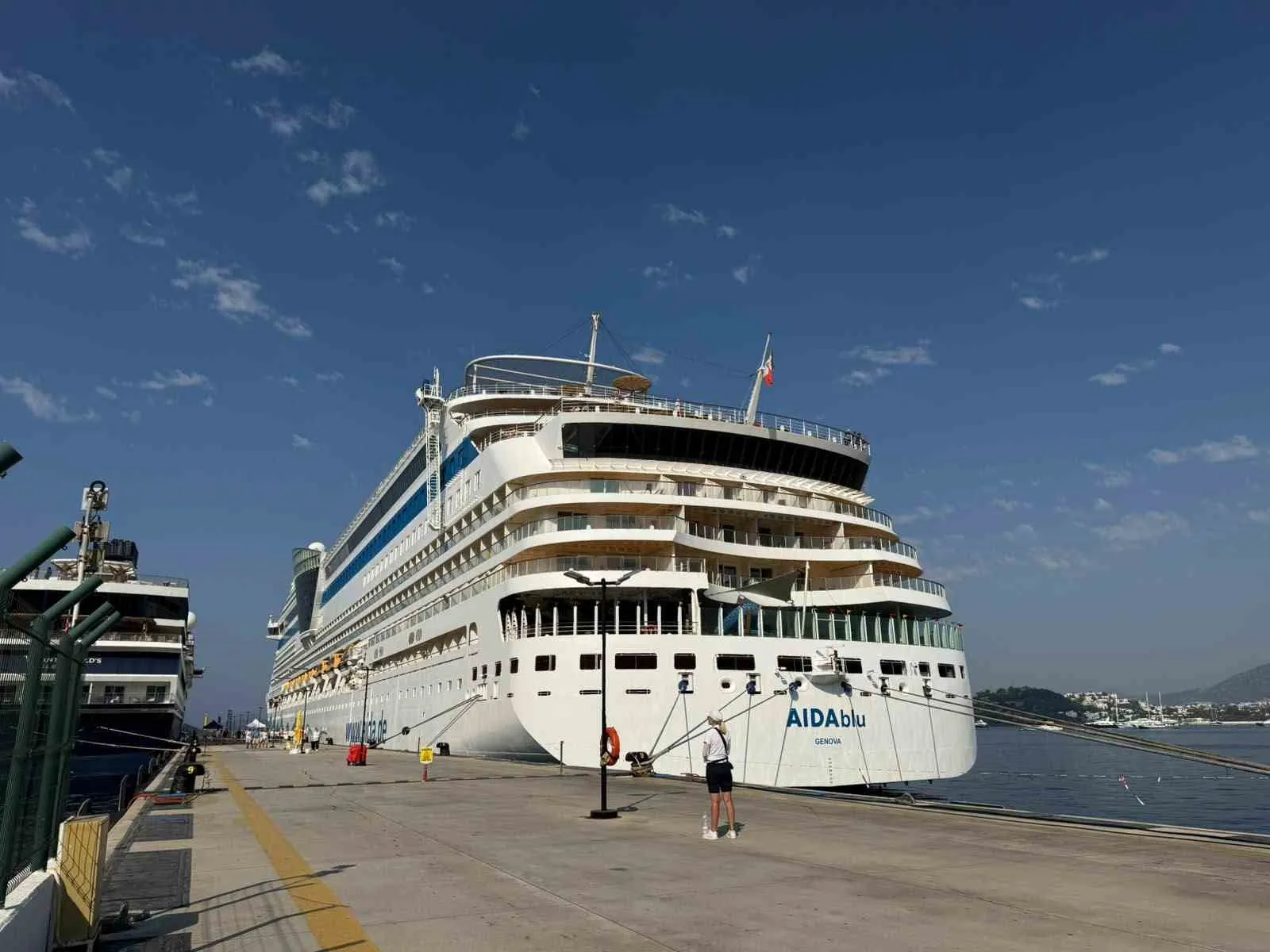Bodrum limanında kruvaziyer bereketi: İki dev gemi aynı anda demir attı