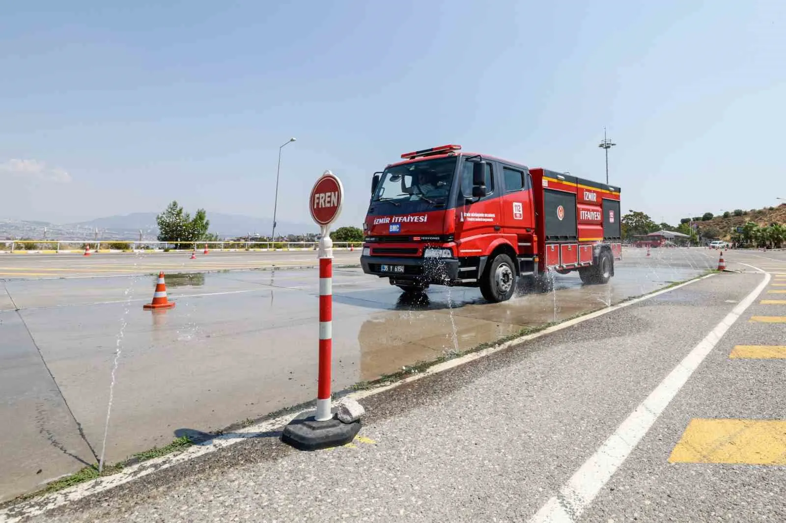 Tonlarca ağırlıktaki dev araçlar onların elinde: İzmirli itfaiyeciler saniyelerle yarışıyor