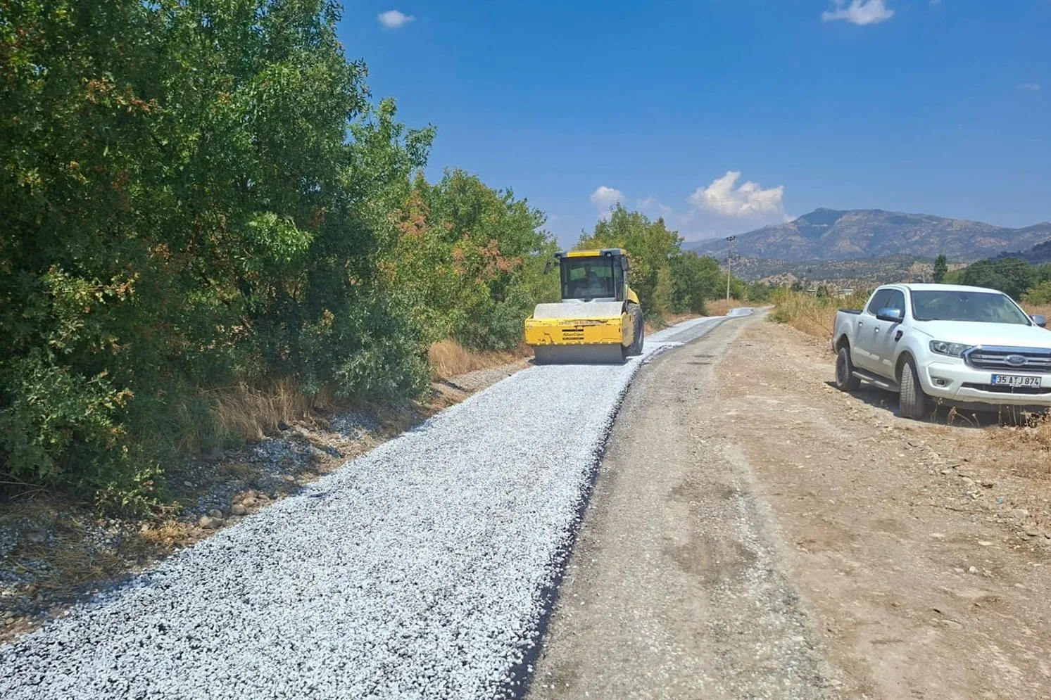 Efeler'de tarlaya giden yol konfora kavuştu: Üreticinin yükü hafifledi