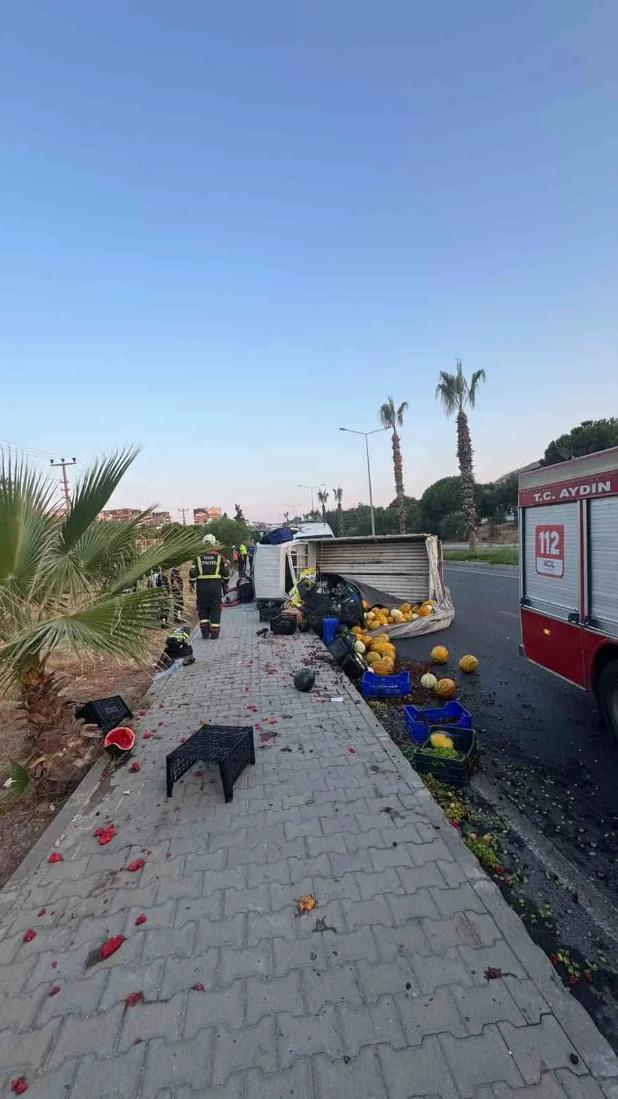 Direksiyon başında gelen uyku felakete yol açtı: Meyve yüklü pikap yan yattı