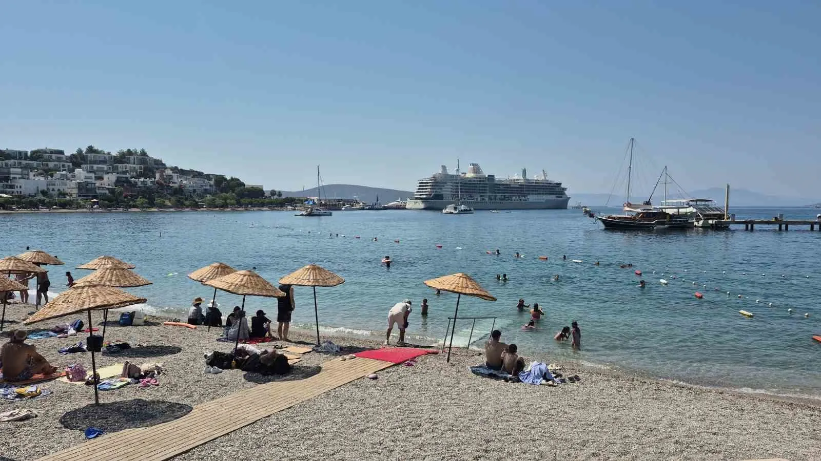 Bodrum limanında kruvaziyer bereketi: İki dev gemi aynı anda demir attı