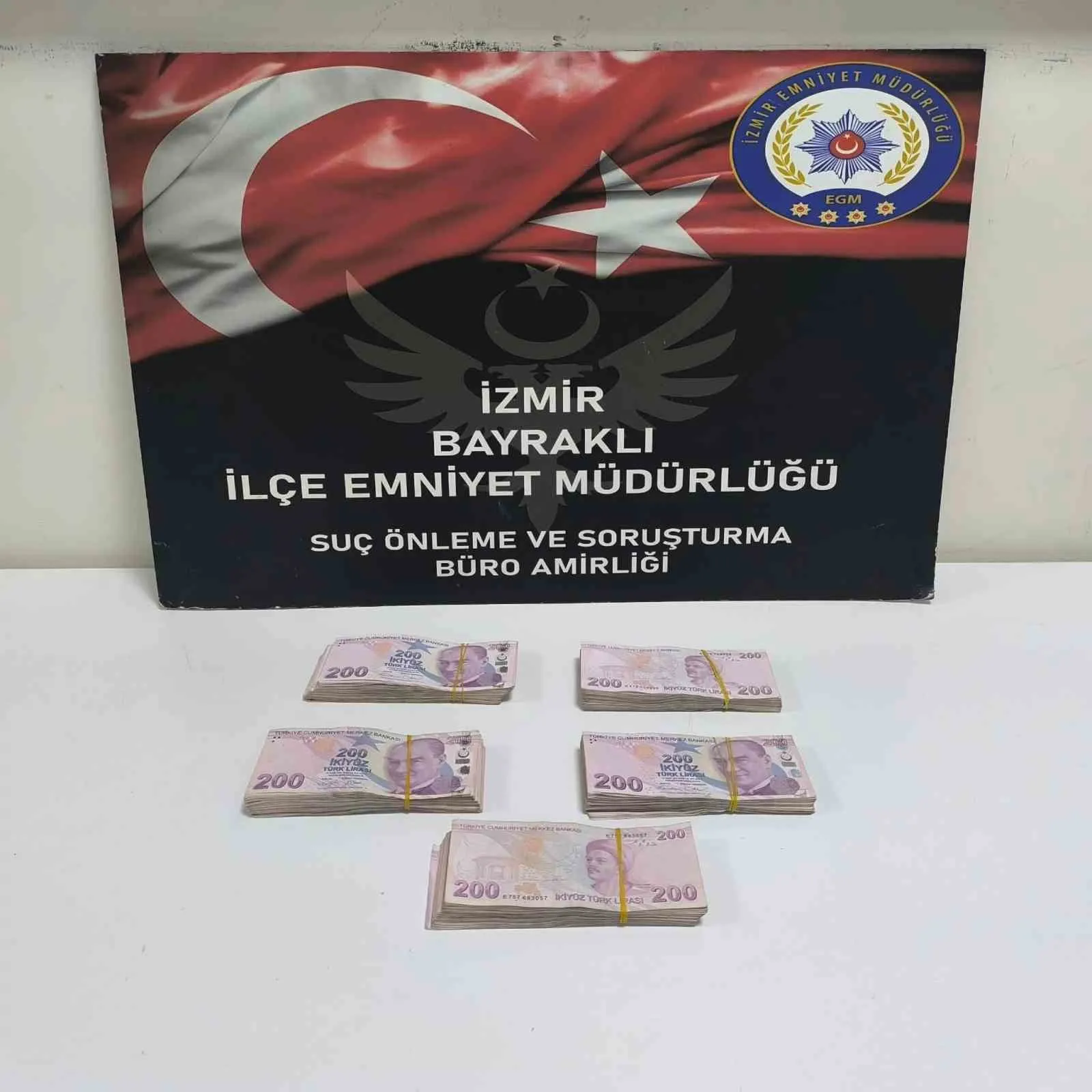 Bayraklı'da Noter Çıkışı Para Oyunu: Yerdeki 100 Bin Lirayı Alıp Kayboldu, Kamera Her Şeyi Yazdı