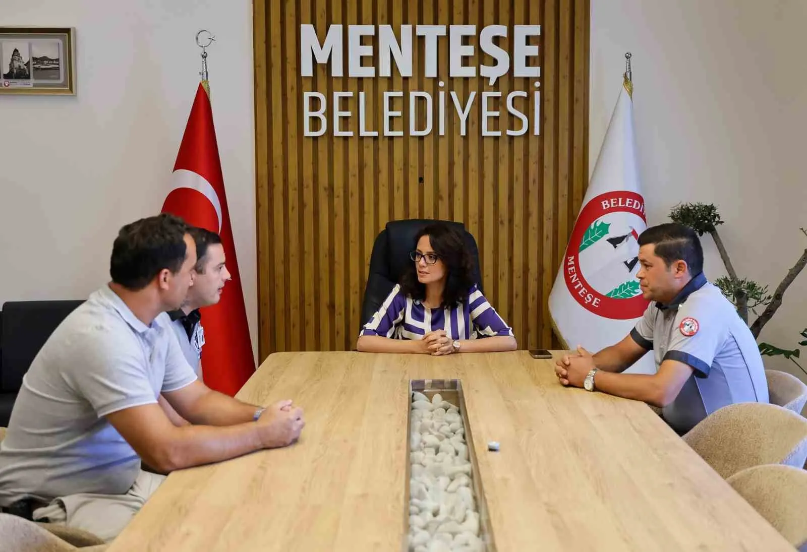 Menteşe’de bayrağa çirkin saldırı: Belediye personelinin dikkati şüpheliyi yakalattı