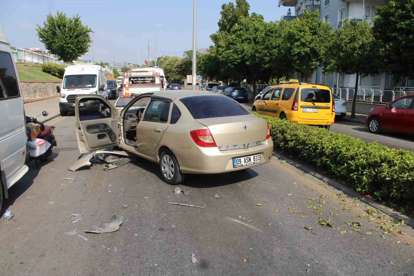 İstasyon Bulvarı'nda ucuz atlatılan kaza: Bir anda yola fırladı, ortalık karıştı