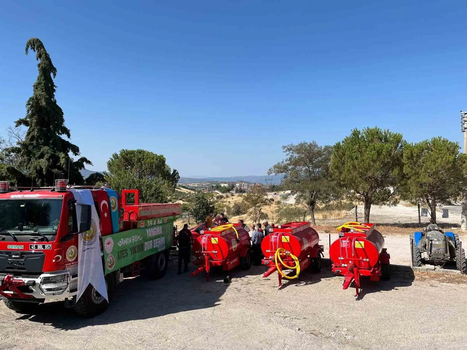 Demirci’de yangınla mücadele filosu büyüyor: Üç kooperatife tam donanımlı tanker