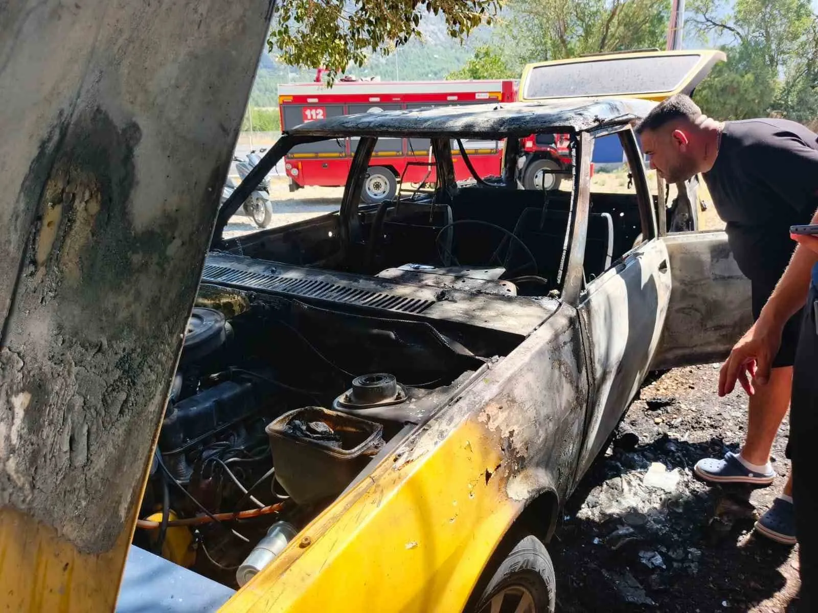 Menteşe'de geceyi aydınlatan korku dolu anlar: Otomobil küle döndü