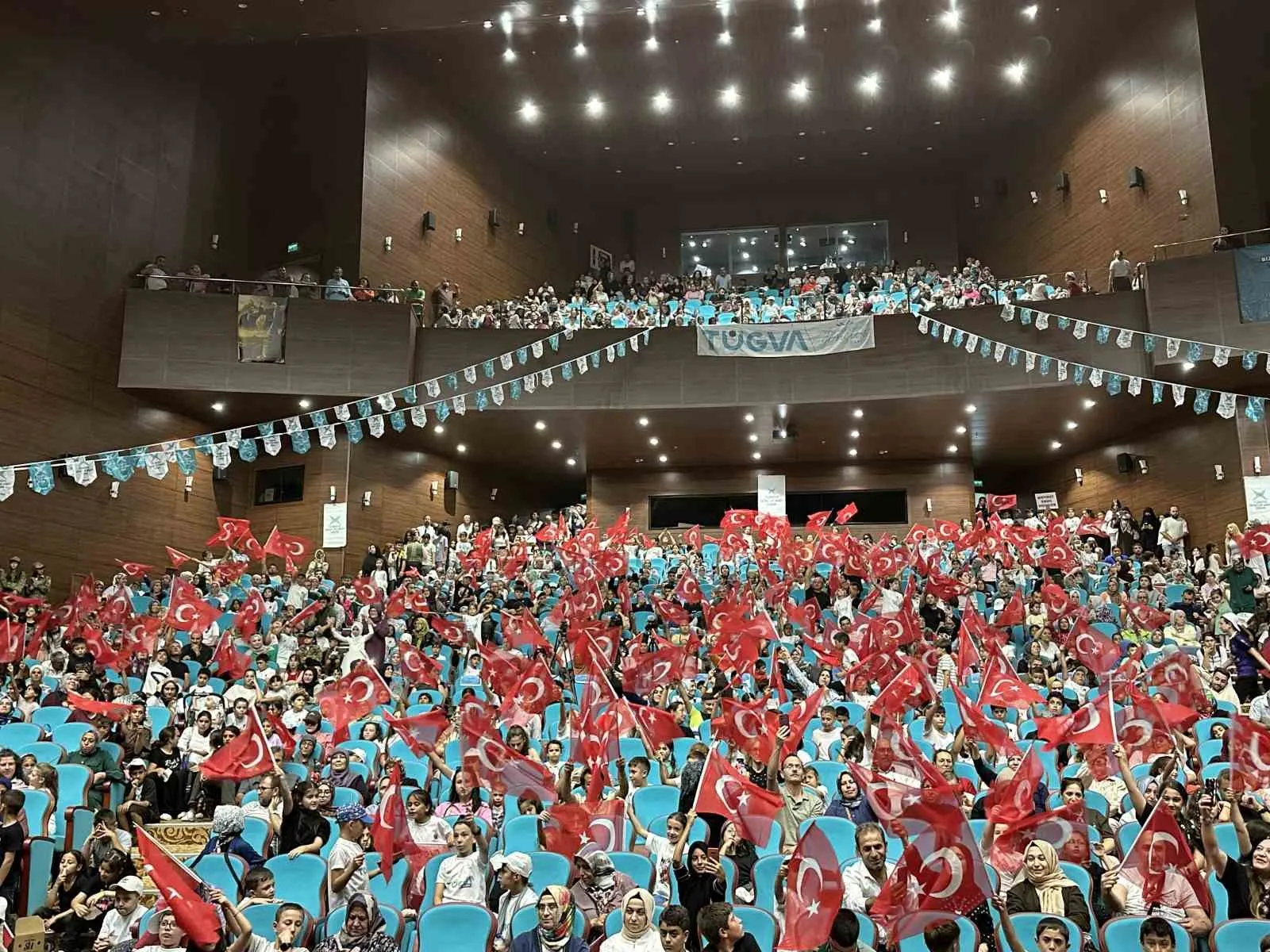 Uşaklı gençler yaz okulunda buluştu: Geleceğin mimarları sahne aldı
