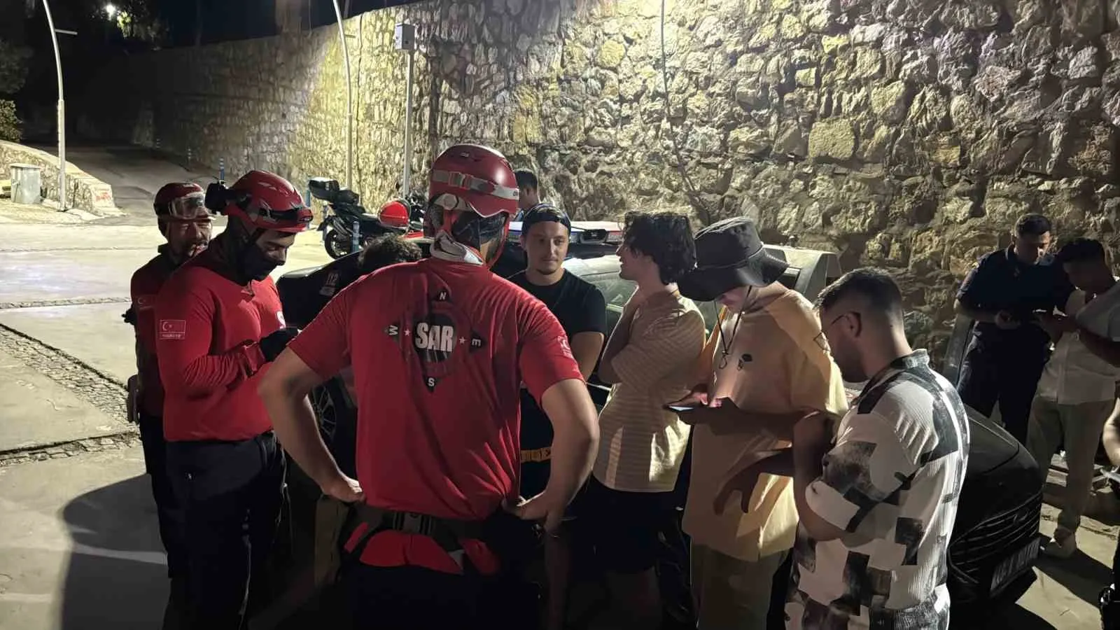 Bodrum'da deniz keyfi korku dolu saatlere dönüştü: 5 kişi sarp arazide mahsur kaldı