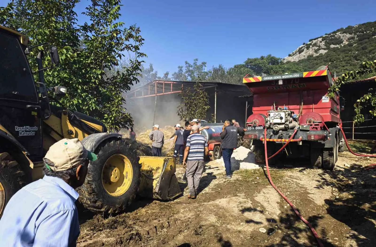 Bülüçalan köyünde büyük yıkım: Samanlık yangını traktörü de yuttu