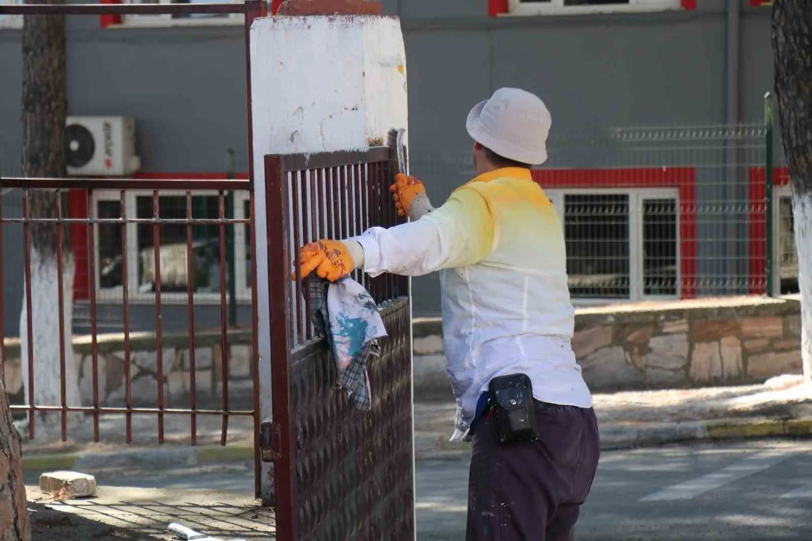 Bozdoğan’da Eğitim Seferberliği: Okul Bahçeleri Yeni Dönem İçin Elden Geçiriliyor