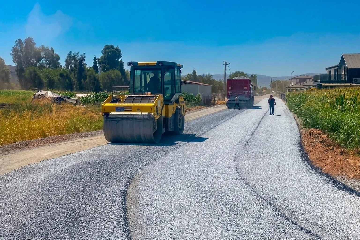 Efeler'de ulaşım seferberliği: Yollar baştan aşağı yenileniyor